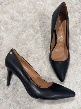 Calvin Klein Nilly pointed-toe pump in black Woman’s Size 8